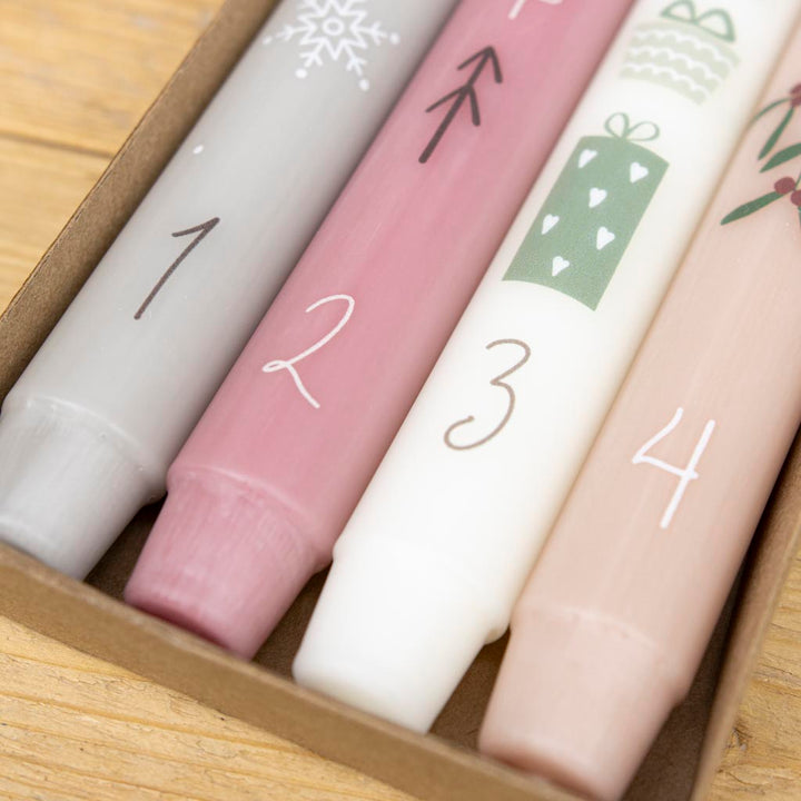 Adventskranz mit Stabkerzen und weihnachtlichen Motiven