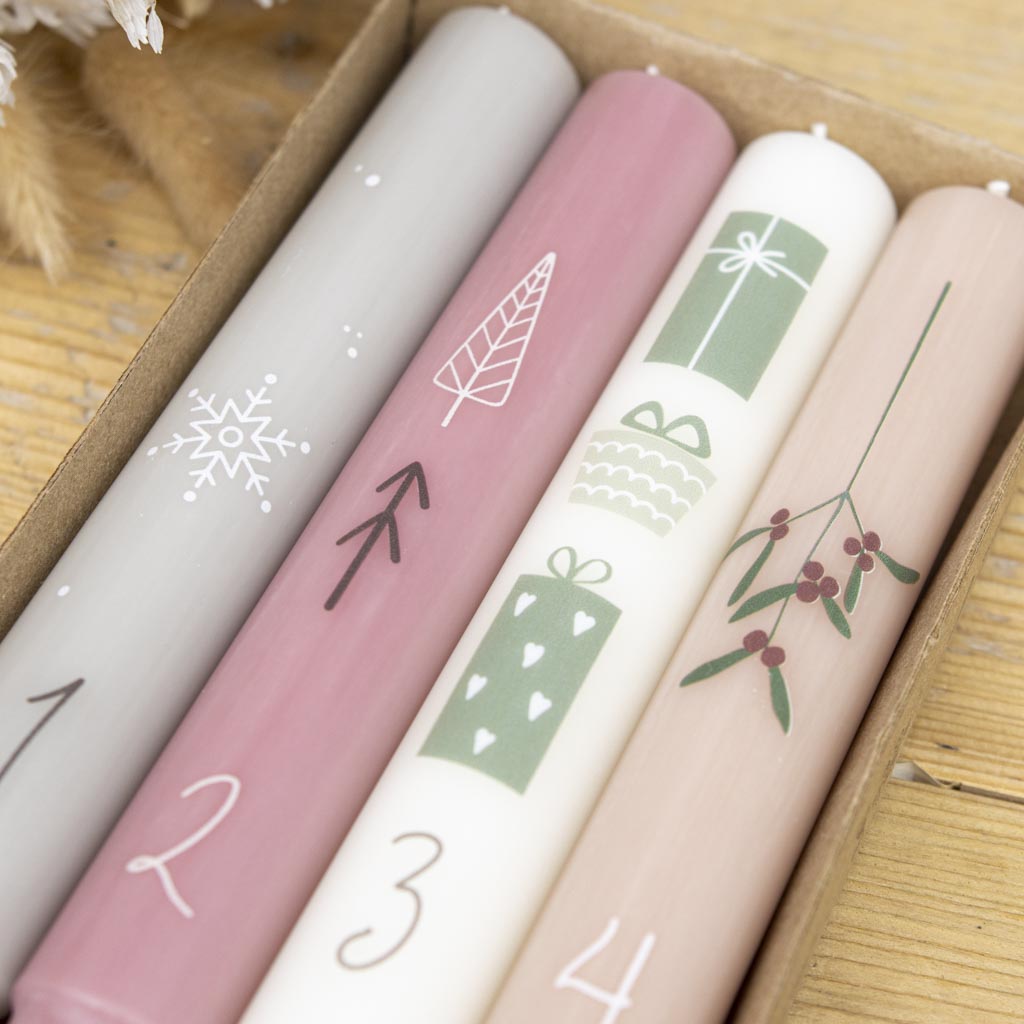 Stabkerzen mit Zahlen in dezenten Pastellfarben fuer die Adventszeit
