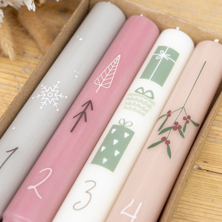 Stabkerzen mit Zahlen in dezenten Pastellfarben fuer die Adventszeit