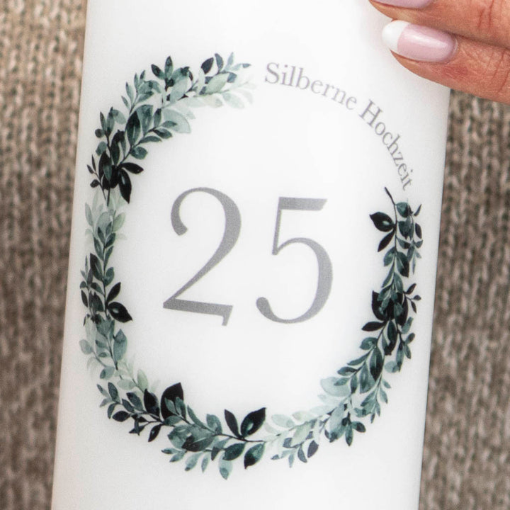 Silberhochzeitskerze mit Blätterkranz und silberner 25 als Motiv
