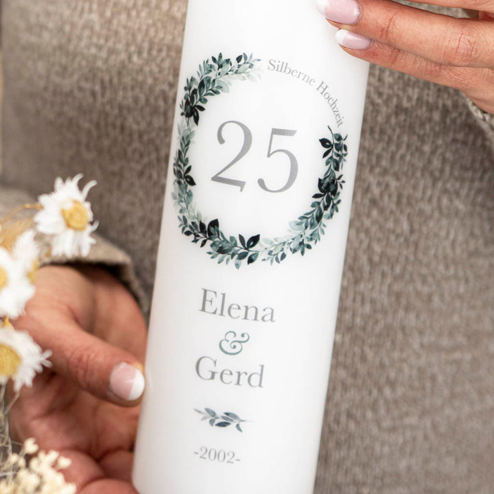 Kerze zur Silberhochzeit mit grünem Blätterkranz und Namen