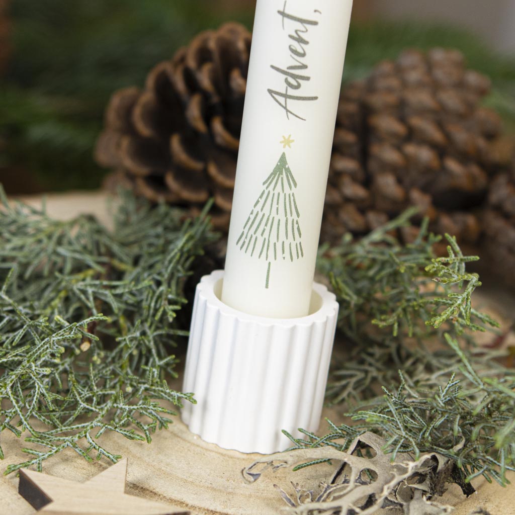 Stabkerze mit gezeichnetem Tannenbaum und Schriftzug Advent, Advent in Großaufnahme