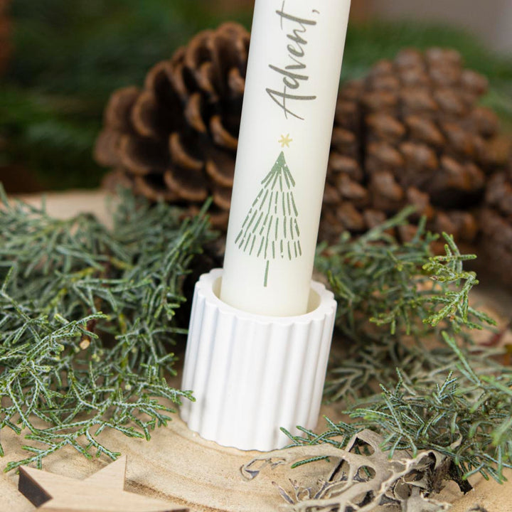 Stabkerze mit gezeichnetem Tannenbaum und Schriftzug Advent, Advent in Großaufnahme