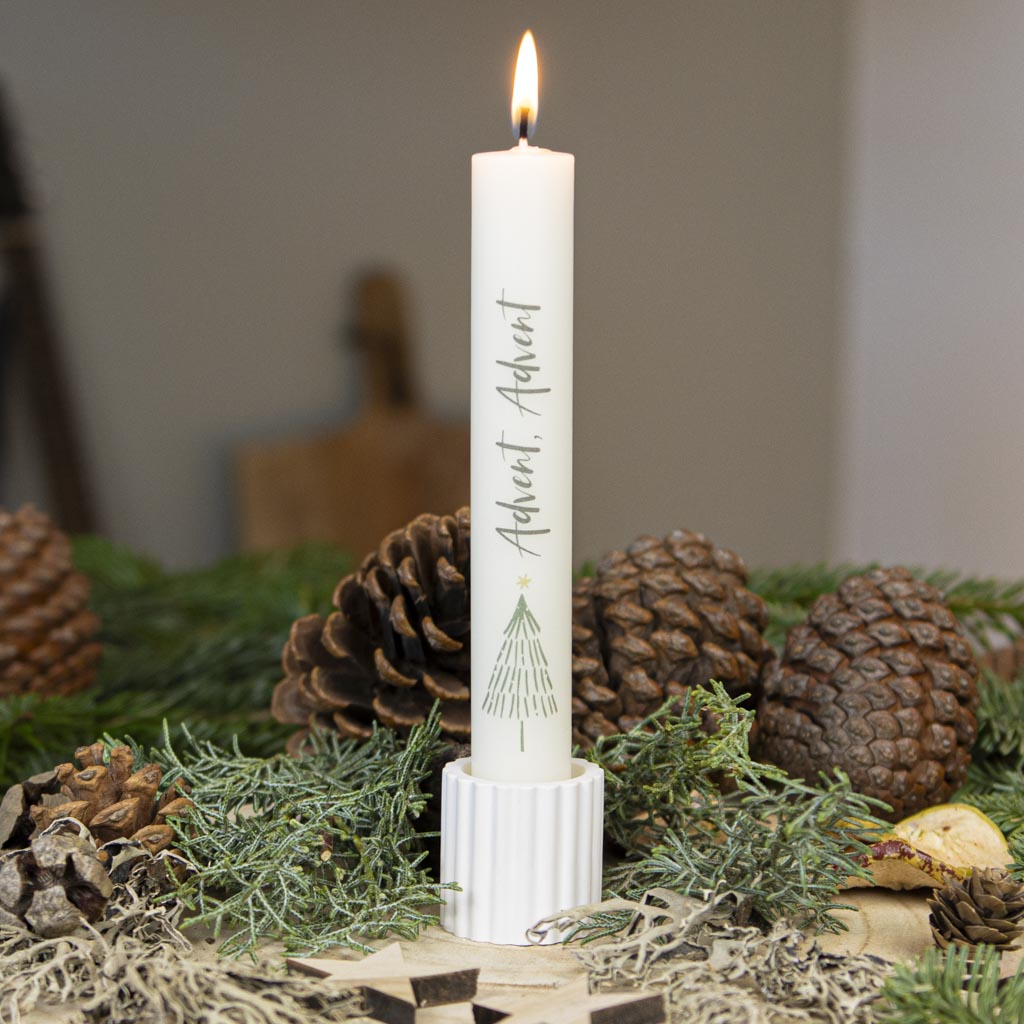 Stabkerze Advent mit grünem Tannenbaum-Motiv im Stabkerzenhalter