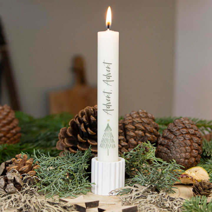Stabkerze Advent mit grünem Tannenbaum-Motiv im Stabkerzenhalter
