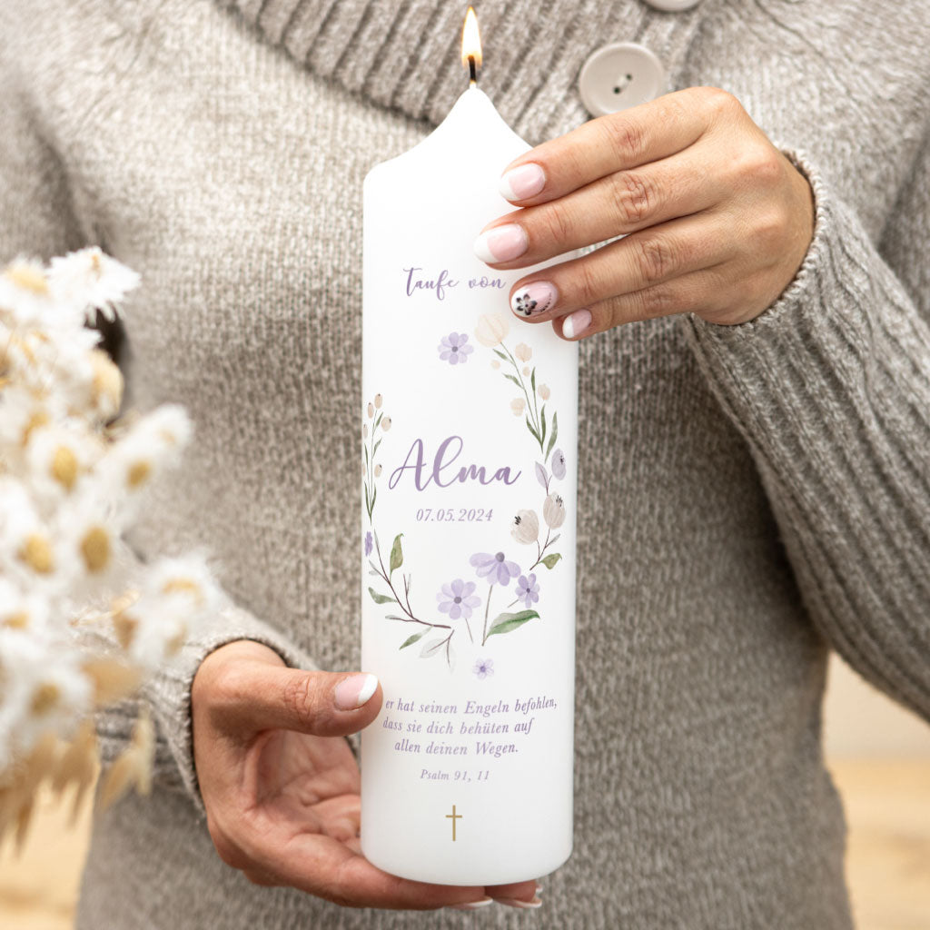 Taufkerze Floral in Lila mit zartem Blütenmotiv