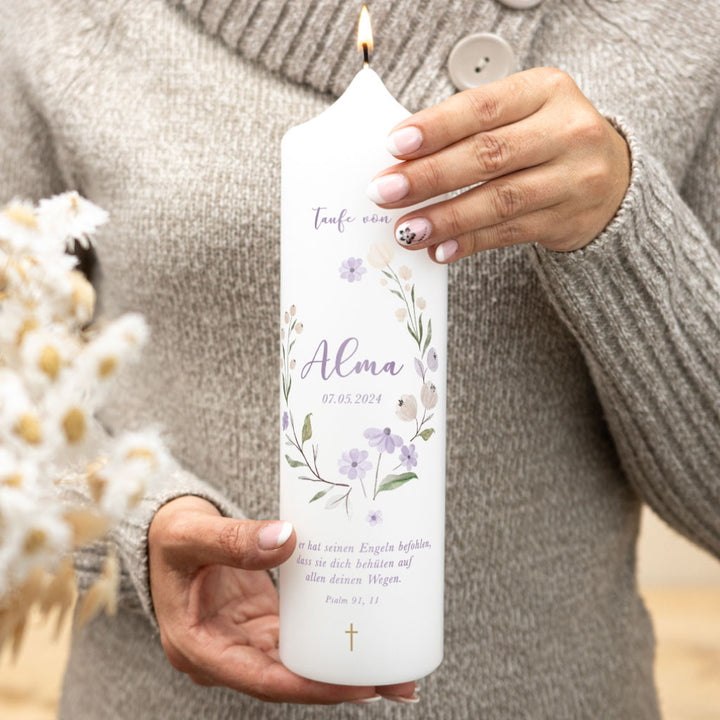 Taufkerze Floral in Lila mit zartem Blütenmotiv