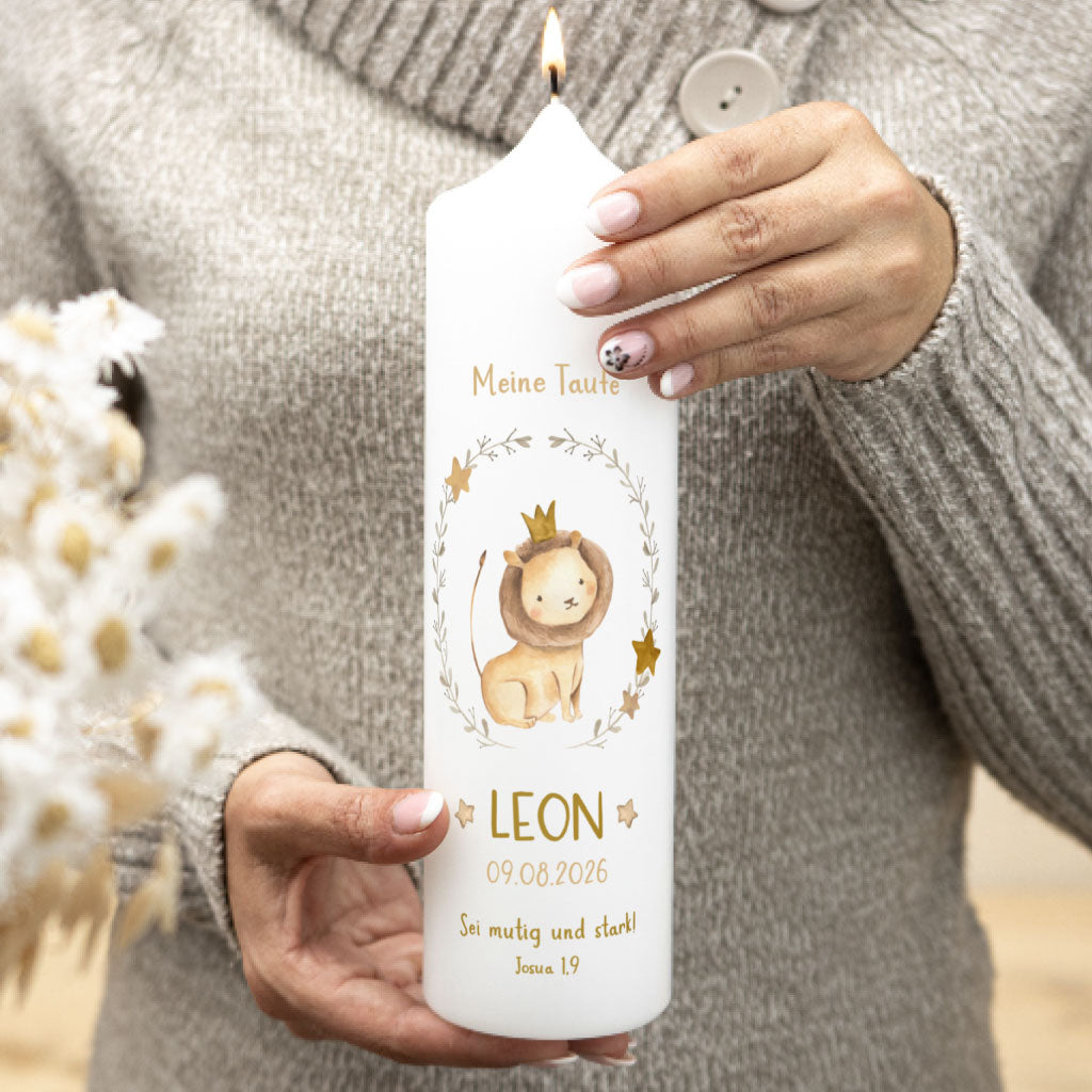 Taufkerze Löwe in Gold mit Blätterkranz