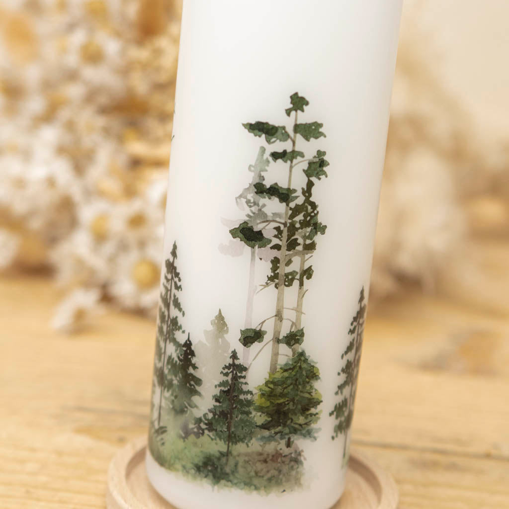 Waldmotiv der Trauerkerze aus Tannen und Laubbäumen