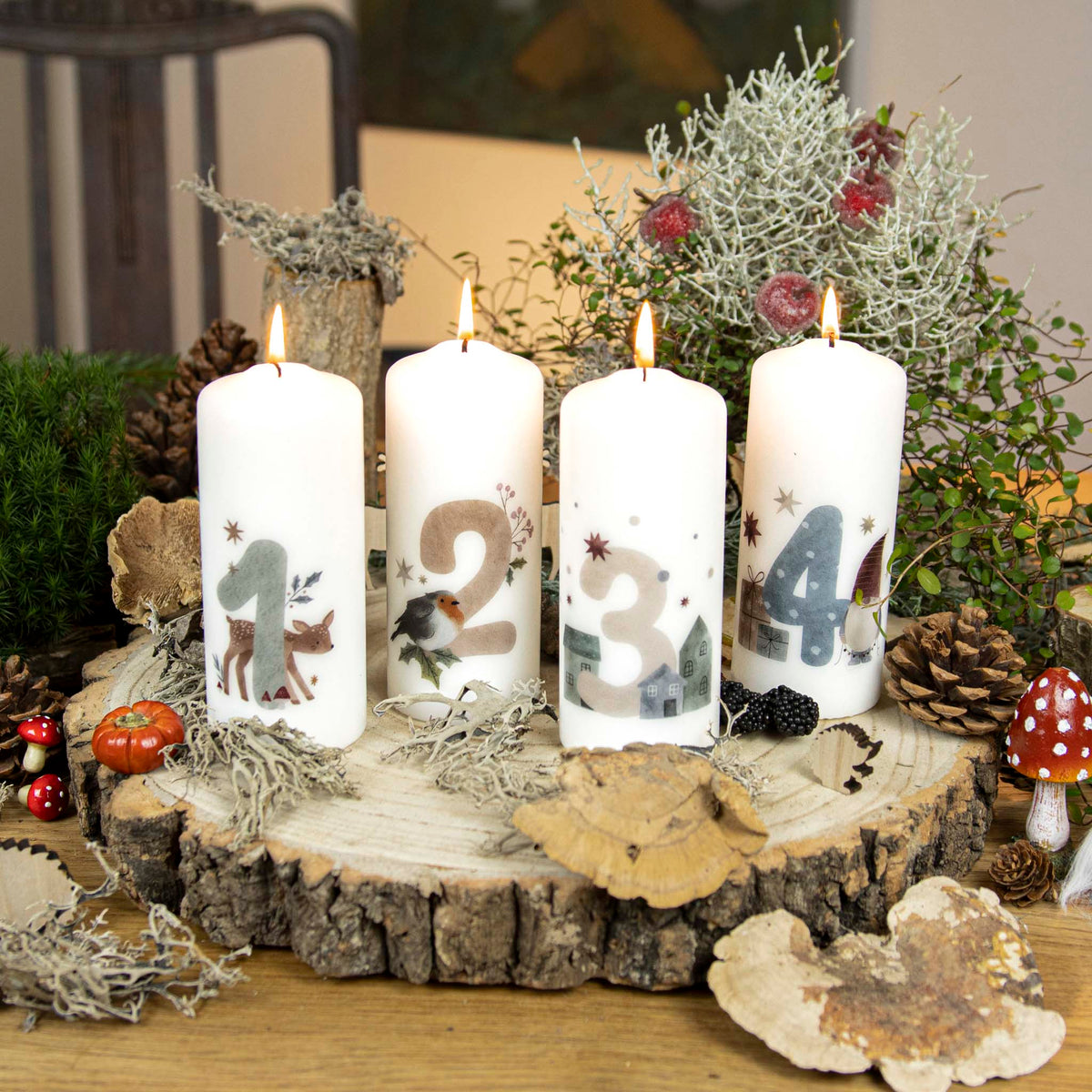 Adventskerzen mit Zahlen Set Märchenstunde mit Reh, Rotkehlchen, Häuschen und Wichtel