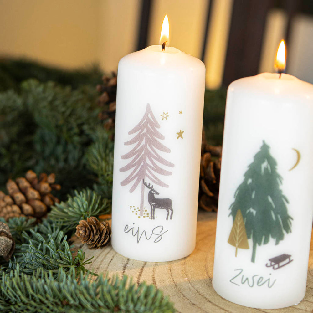 Adventskerze Zahl 1 mit Hirsch und Baum - Winterwald Adventskerzen Set