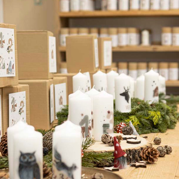 Besucherinnen am Kerzenonkel-Adventsmarkt
