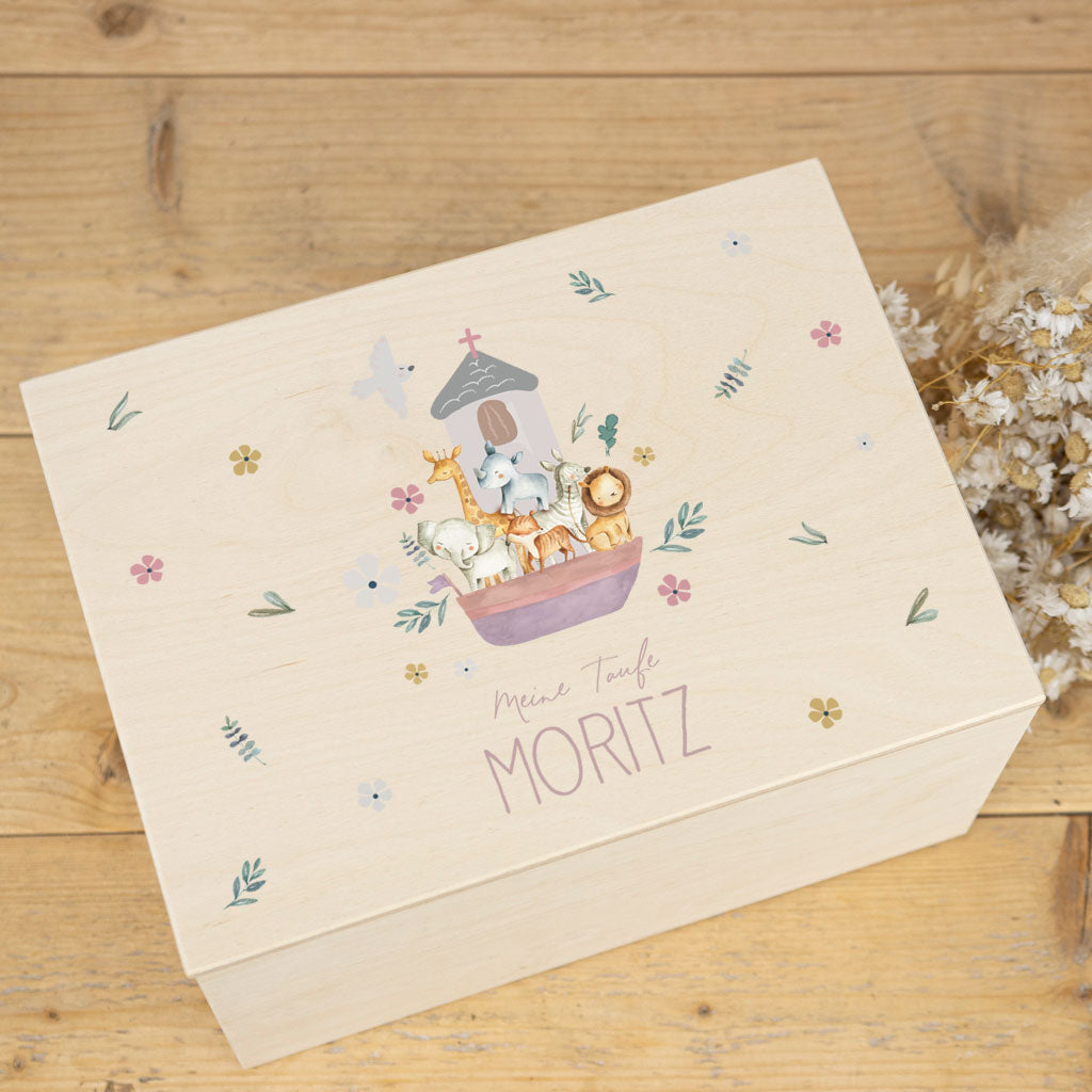 Zeitlose Holz-Erinnerungsbox zur Taufe, perfekt für wertvolle Erinnerungsstücke.