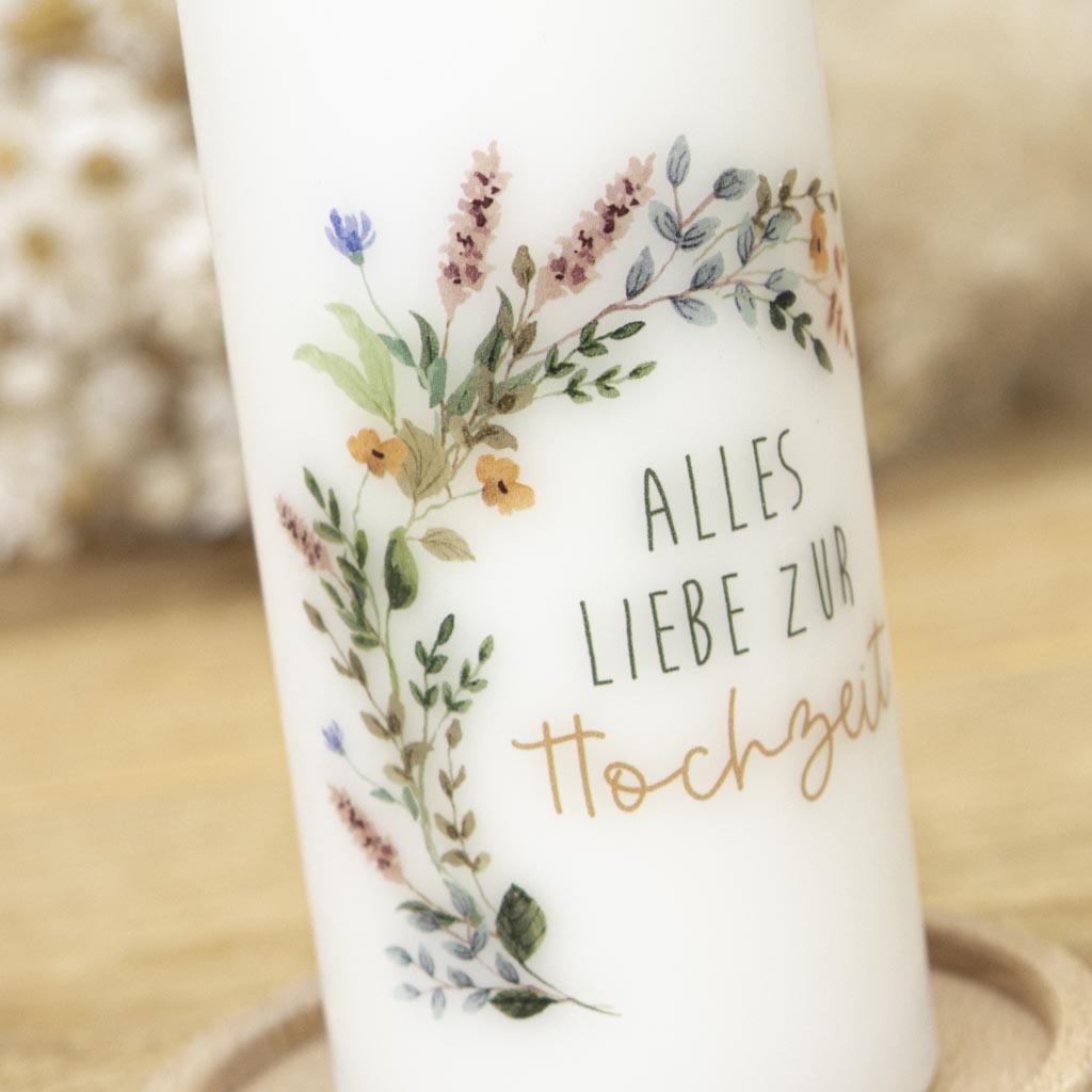 Kerze zur Hochzeit mit modernem Blumenkranz-Motiv in Weißtönen