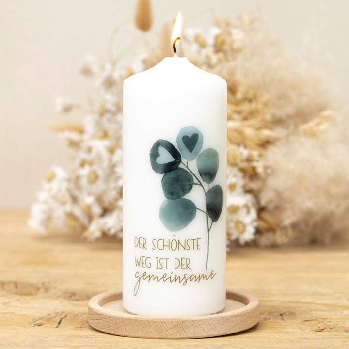 Geschenkkerze zur Hochzeit mit Eukalyptus-Motiv und Kerzenhalter aus Holz