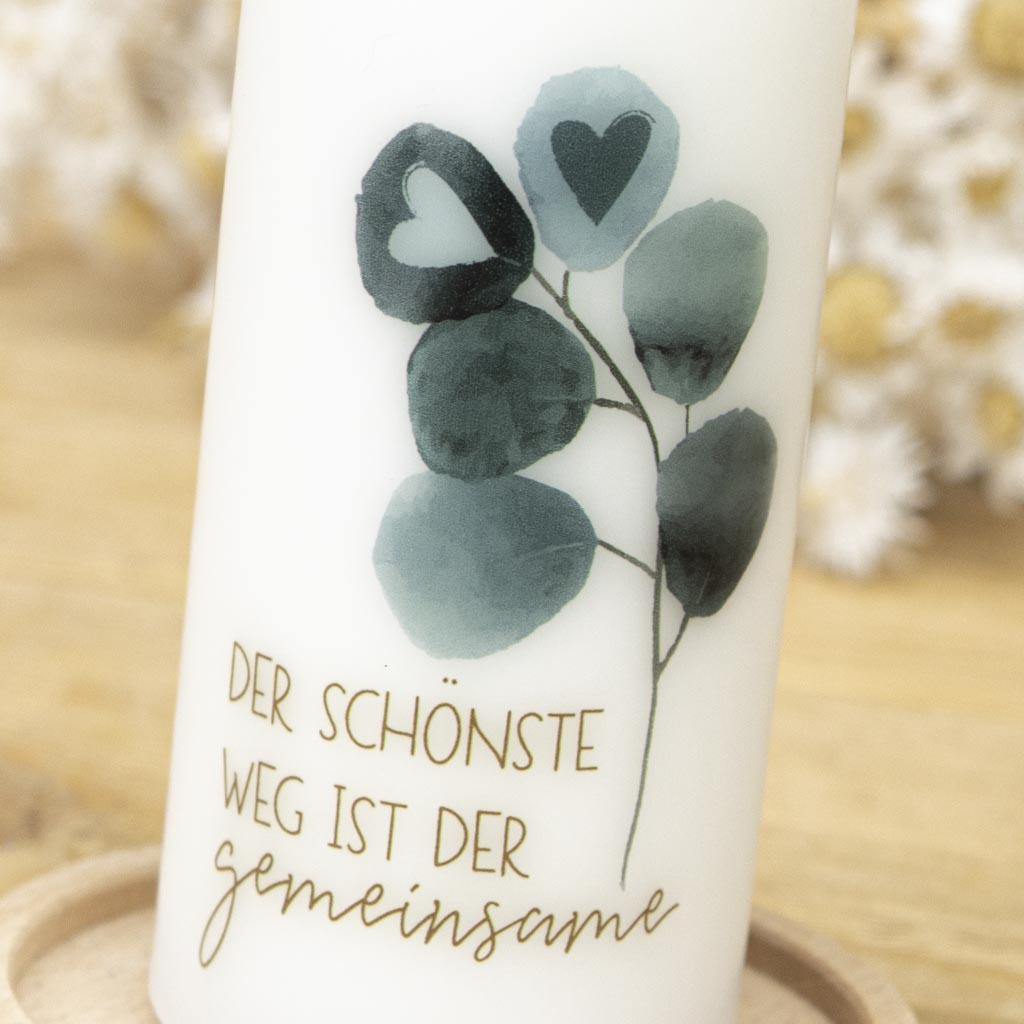 Kerze als Hochzeitsgeschenk mit zwei goldenen Herzen und Eukalyptus