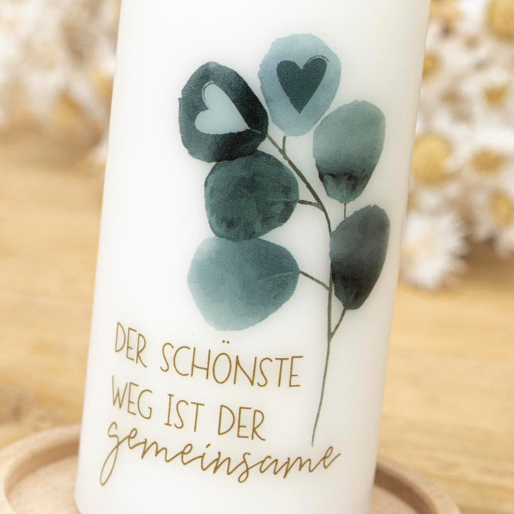 Kerze als Hochzeitsgeschenk mit zwei goldenen Herzen und Eukalyptus