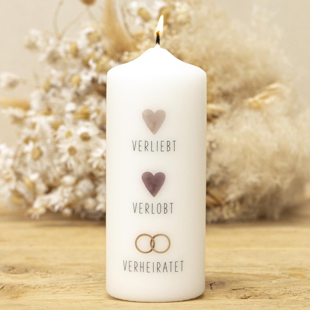 Geschenk zur Hochzeit als Kerze mit Herzen und Ringen als Symbole