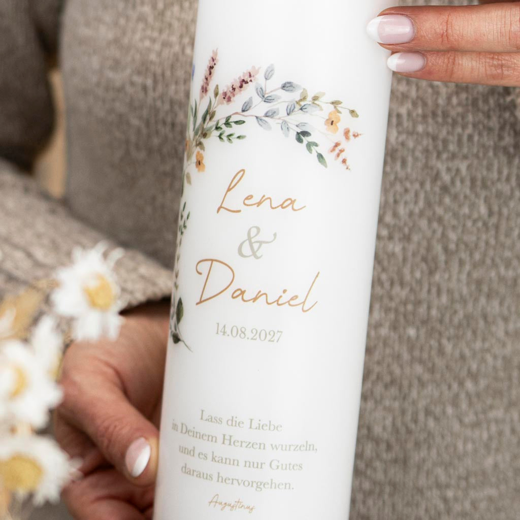 Personalisierte Hochzeitskerze Blumenkranz mit Wildblumen-Kranz, Namen, Datum und Spruch