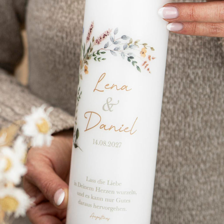 Personalisierte Hochzeitskerze Blumenkranz mit Wildblumen-Kranz, Namen, Datum und Spruch