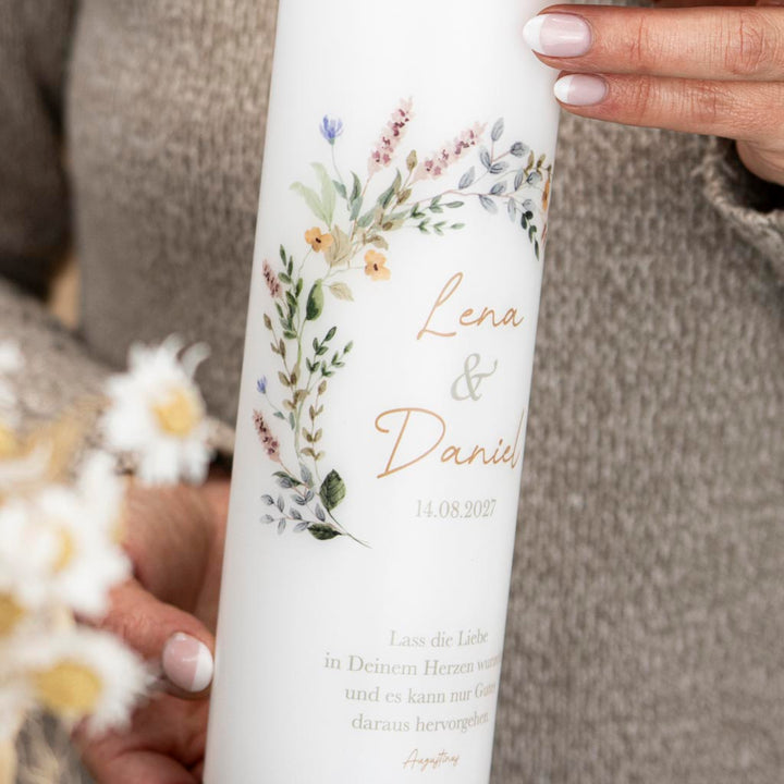 Detailansicht des Wildblumen-Kranzes der Hochzeitskerze mit Beeren, Gräsern und grünem Laub