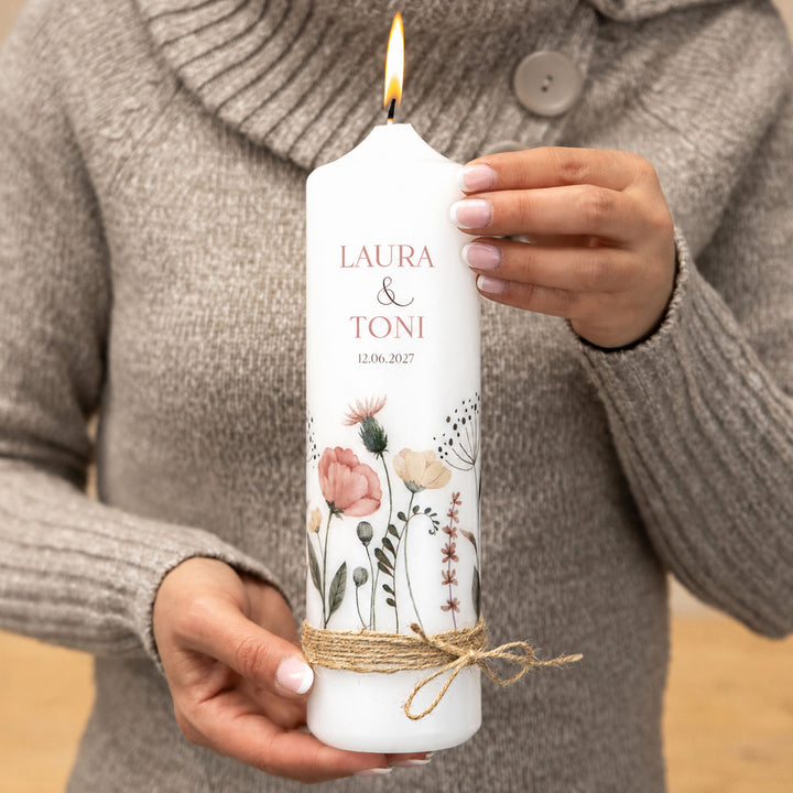 Hochzeitskerze Blumenwiese in Altrosa, brennend, personalisiert mit zwei Namen und Hochzeitsdatum