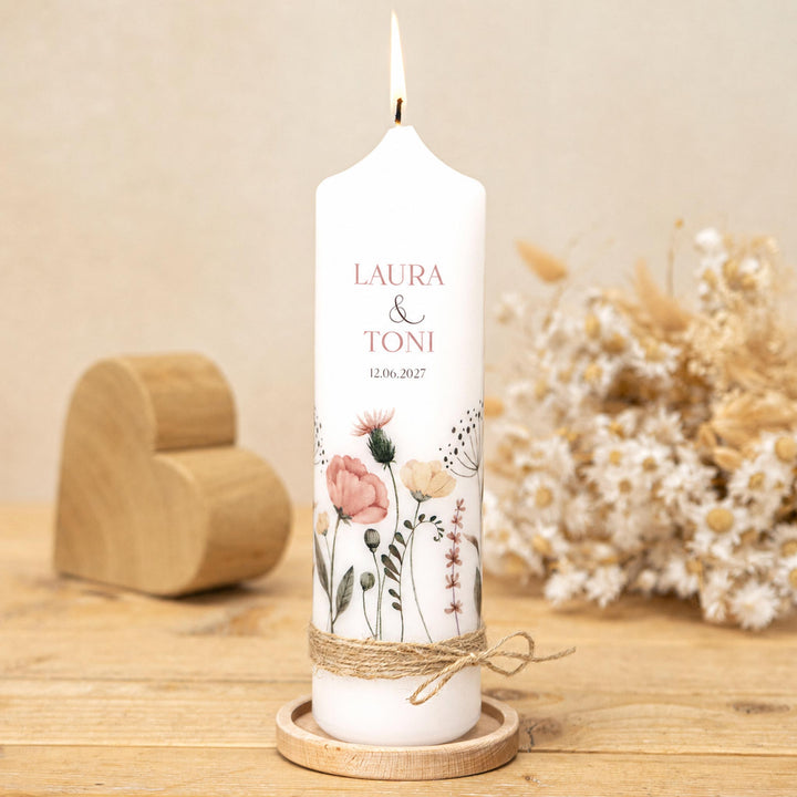 Hochzeitskerze mit Namen und Datum mit dem Motiv Blumenwiese und Juteband