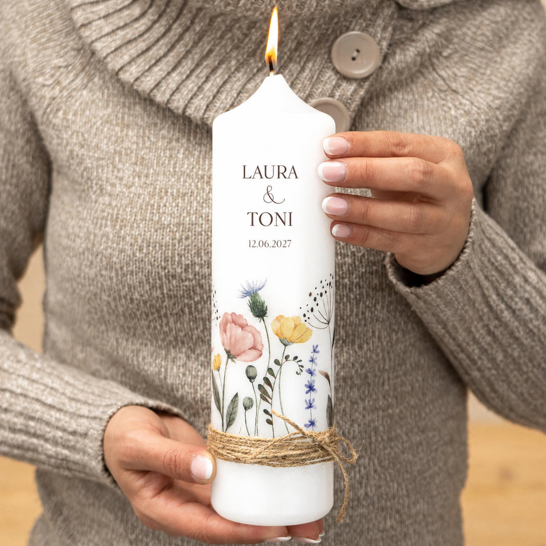Hochzeitskerze Blumenwiese in Bunt mit Kornblume, Mohn und Lavendel, personalisiert mit Namen und Datum