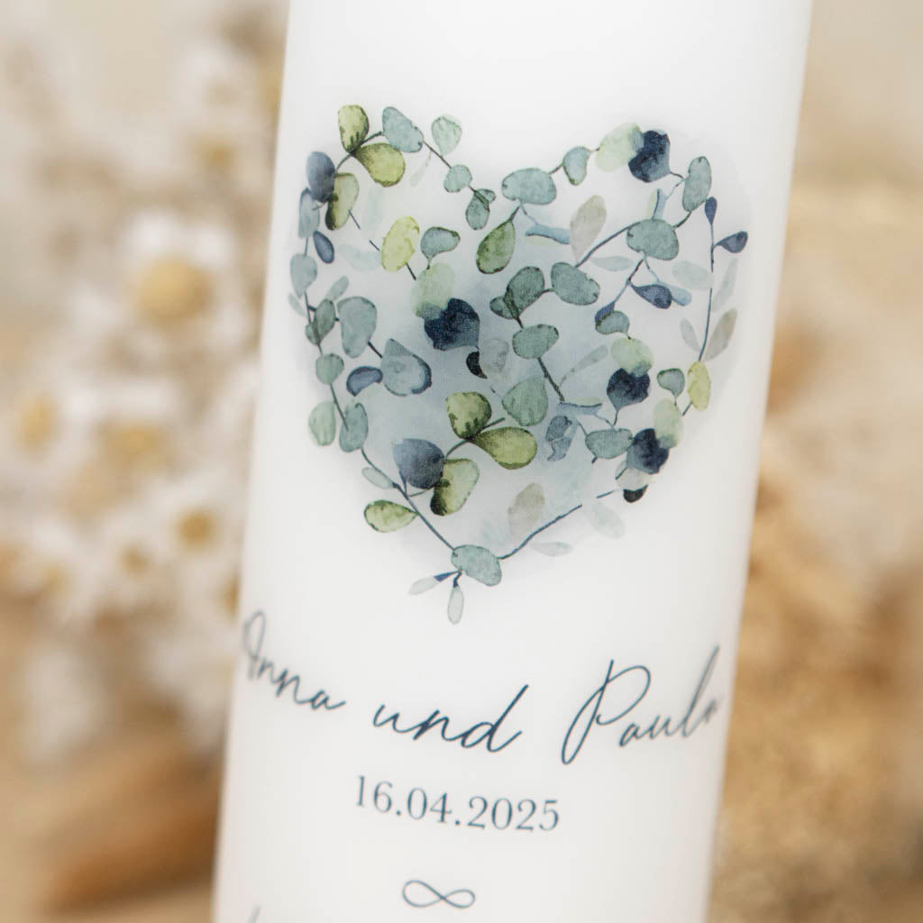 Hochzeitskerze Eukalyptus Herz schräg fotografiert mit Eukalyptus-Herz und Handlettering