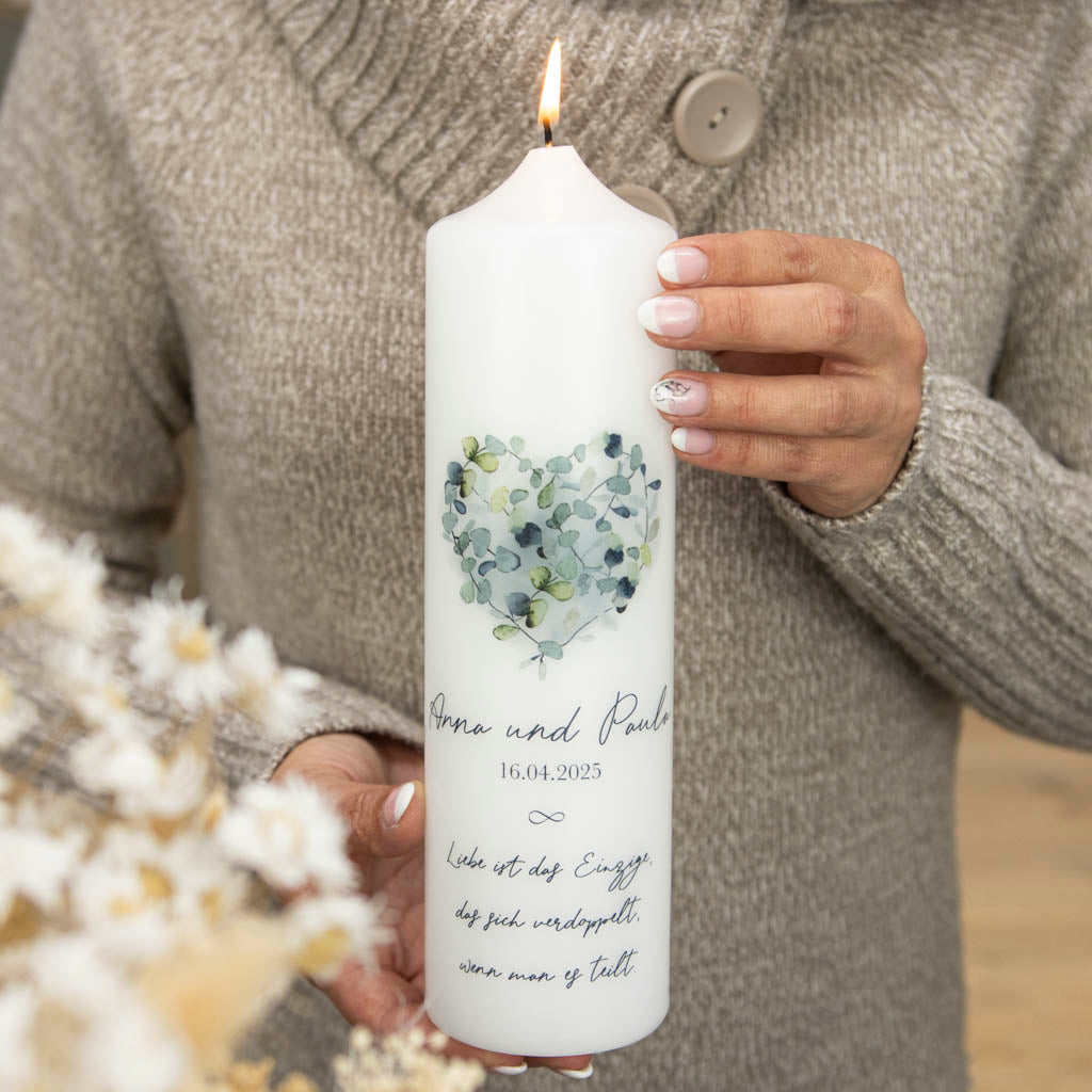 Hochzeitskerze Eukalyptus Herz mit Aquarell-Herz aus Eukalyptus, Namen und Hochzeitsdatum