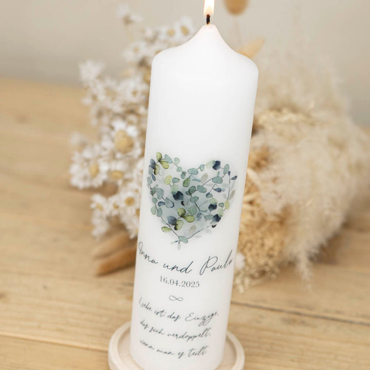 Brennende Hochzeitskerze Eukalyptus Herz mit Trauspruch und Hochzeitsdatum