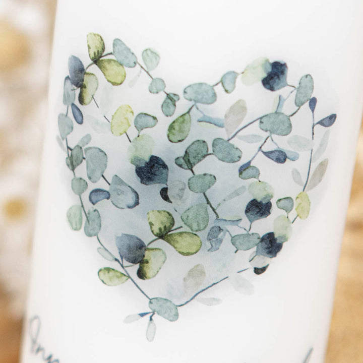 Detail des Eukalyptus-Herzens aus salbeigrünen und blaugrünen Aquarellblättern