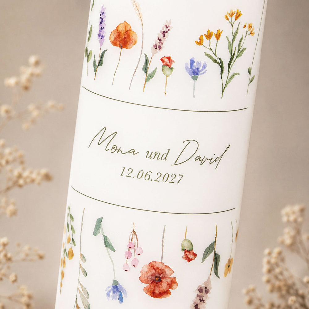 Hochzeitskerze mit Mohnblumen und bunter Blumenwiese, personalisiert mit Namen und Datum