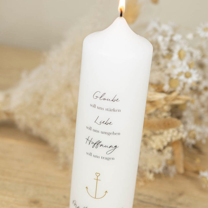 Goldener Anker mit Herz auf der Hochzeitskerze
