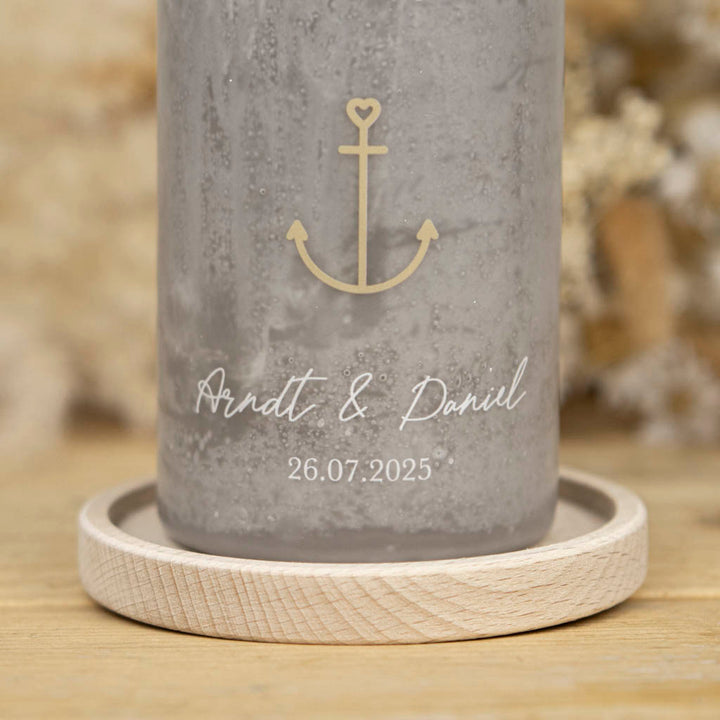 Anker in Gold auf grauer Hochzeitskerze