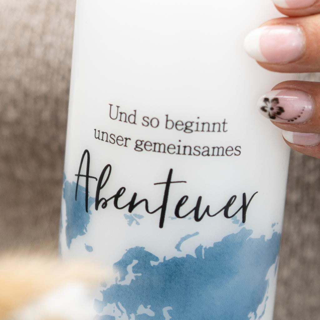 Hochzeitskerze Weltkarte mit Trauspruch in modernen Schriftarten