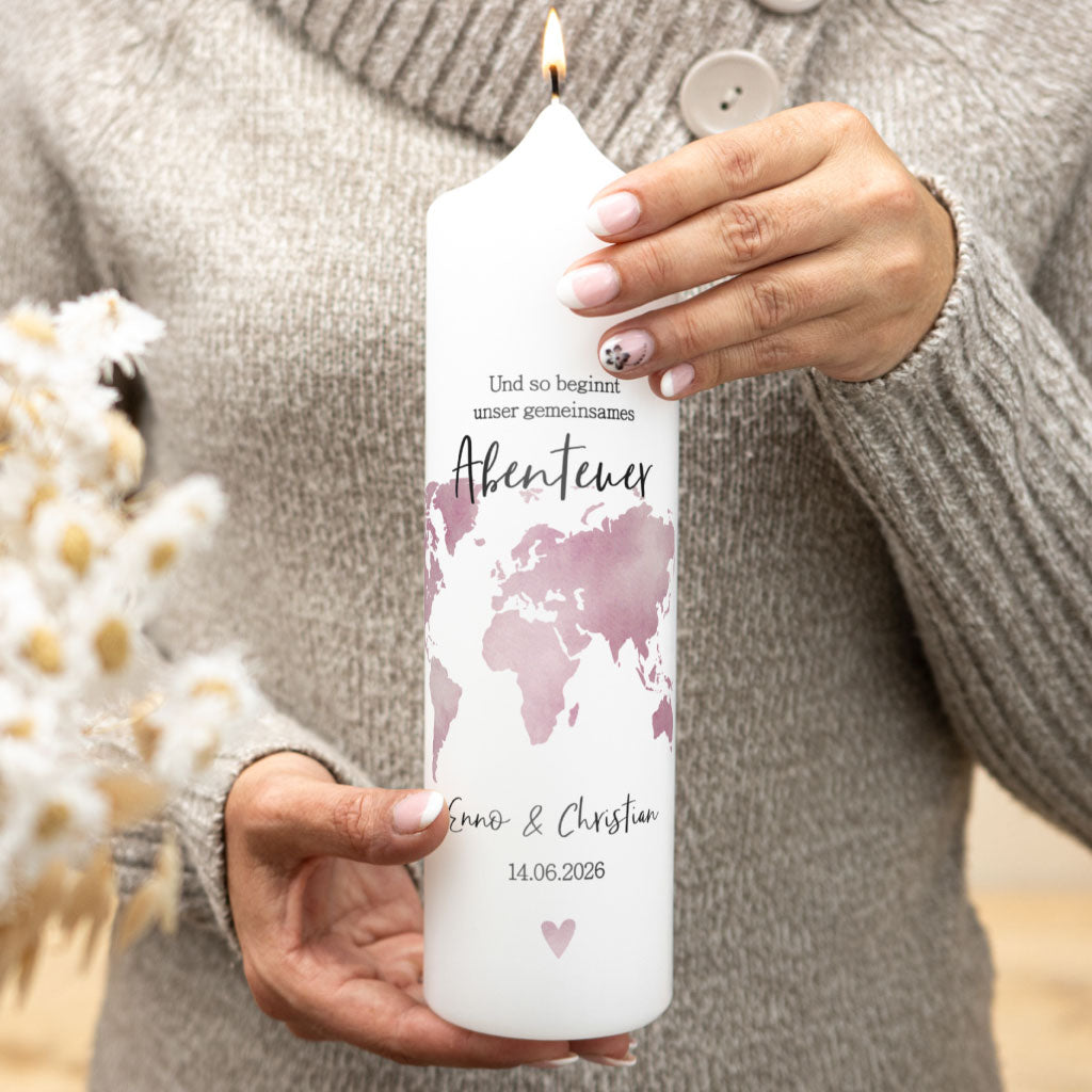 Hochzeitskerze Weltkarte in Altrosa mit Namen und Hochzeitsdatum