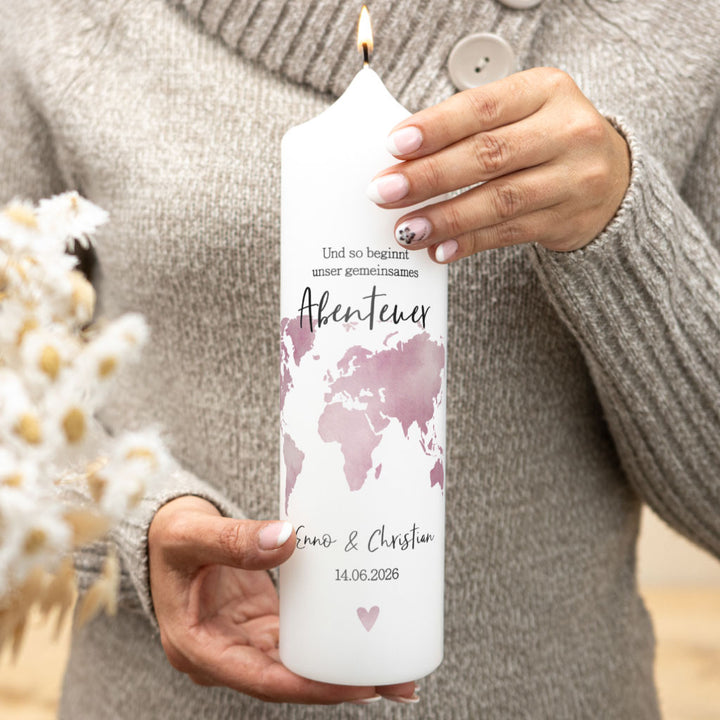 Hochzeitskerze Weltkarte in Altrosa mit Namen und Hochzeitsdatum