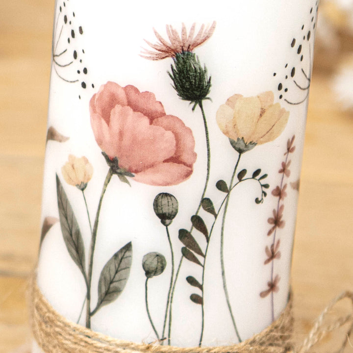 Nahaufnahme des aquarellierten Wildblumen-Motivs mit rosa Blüte, Distel und Mohnkapseln