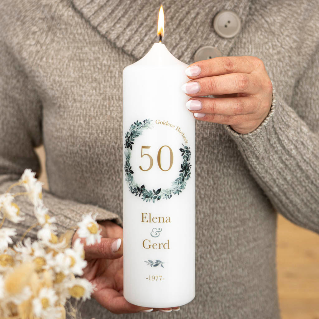 Kerze goldene Hochzeit mit Eukalyptuskranz, goldener 50 und Namen