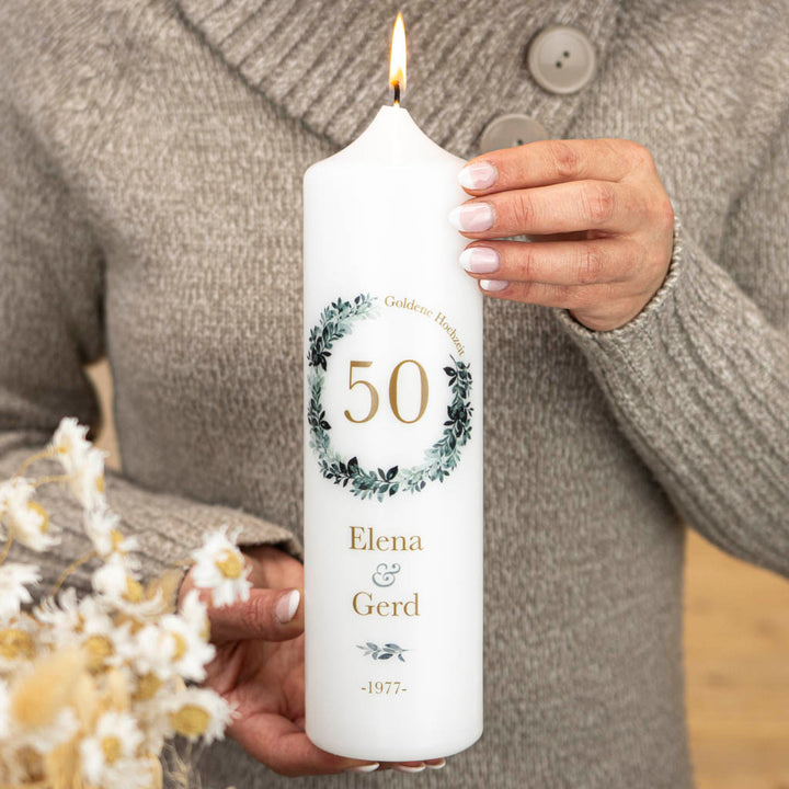 Kerze goldene Hochzeit mit Eukalyptuskranz, goldener 50 und Namen