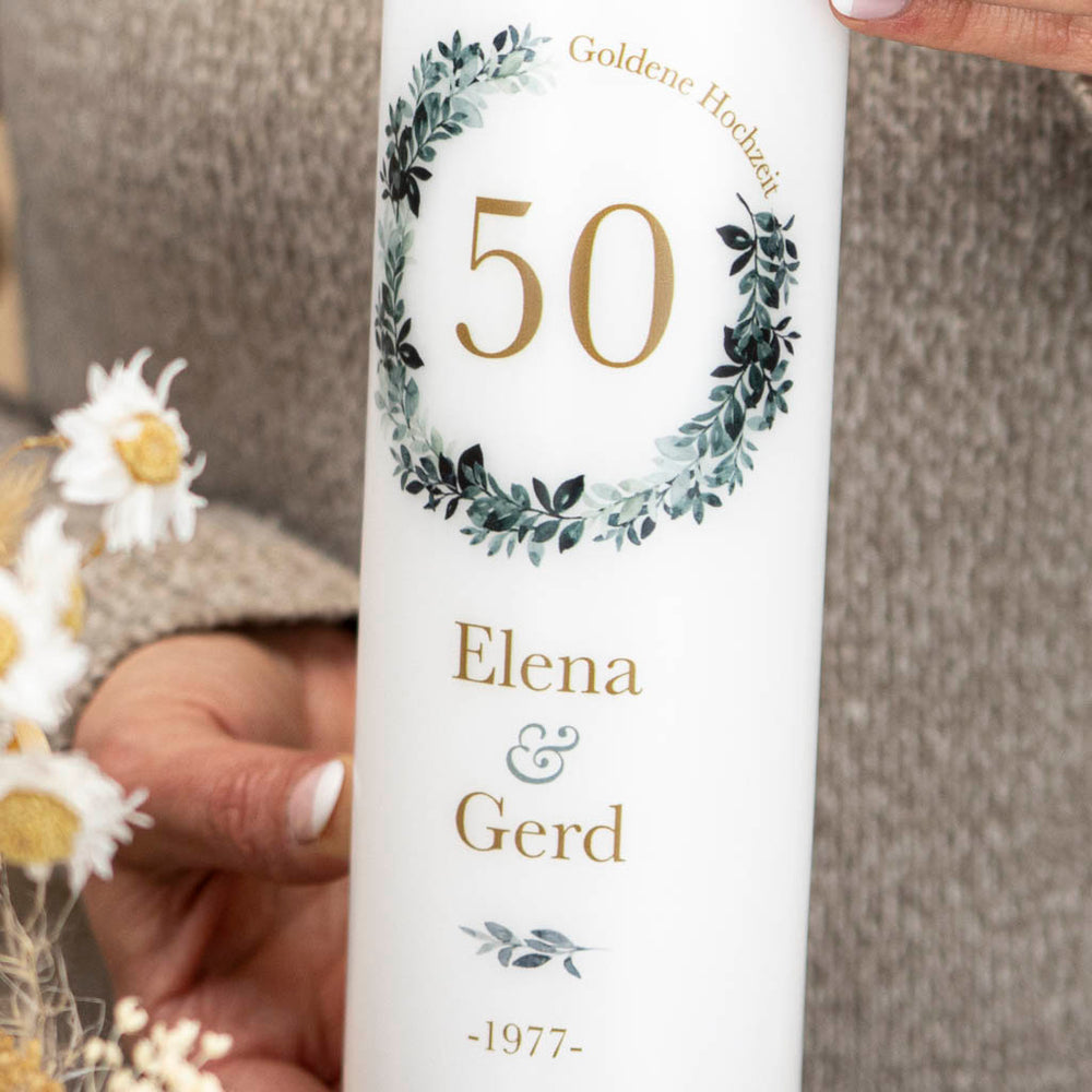 Goldene 50 im Eukalyptuskranz der Kerze zur goldenen Hochzeit