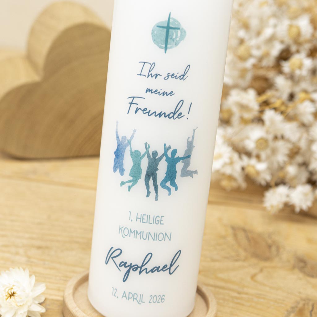 Kommunionkerze Ihr seid meine Freunde mit springender Freundesgruppe in Blau