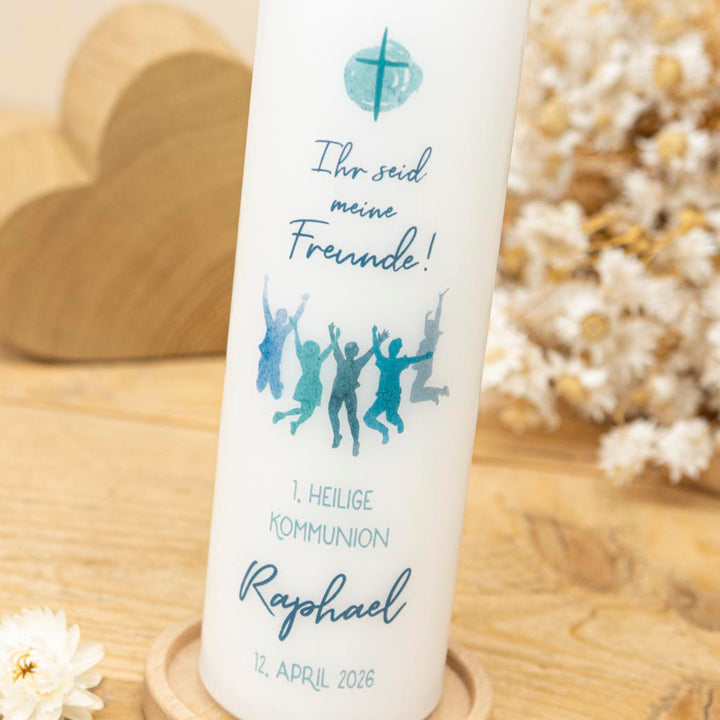Kommunionkerze Ihr seid meine Freunde mit springender Freundesgruppe in Blau