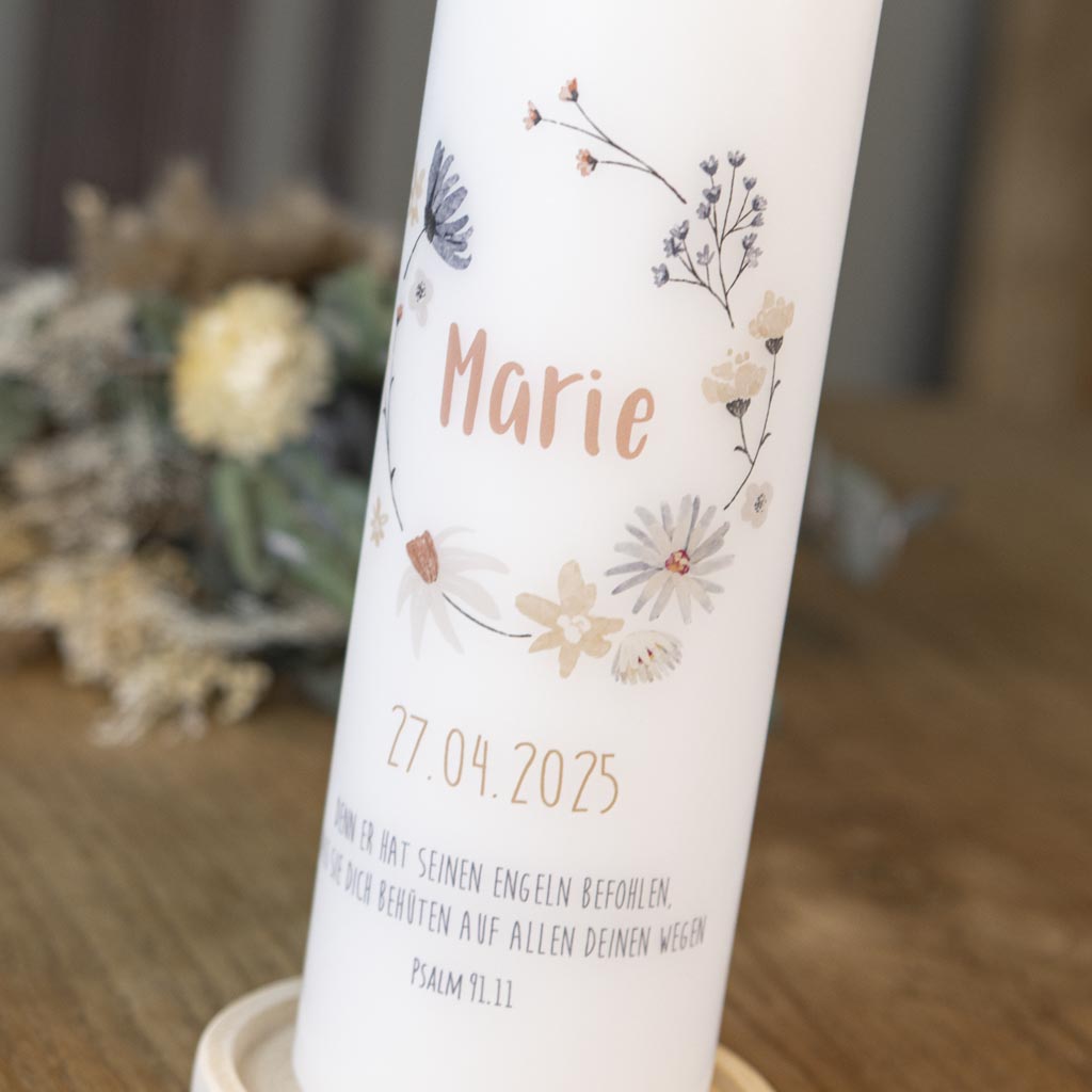 Kommunionkerze Blumenkranz mit Spruch Psalm 91,11