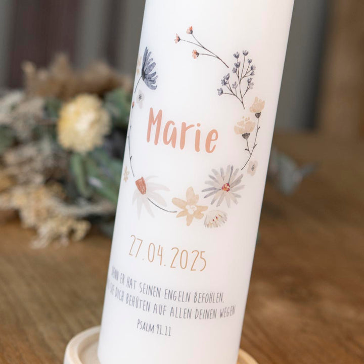 Kommunionkerze Blumenkranz mit Spruch Psalm 91,11