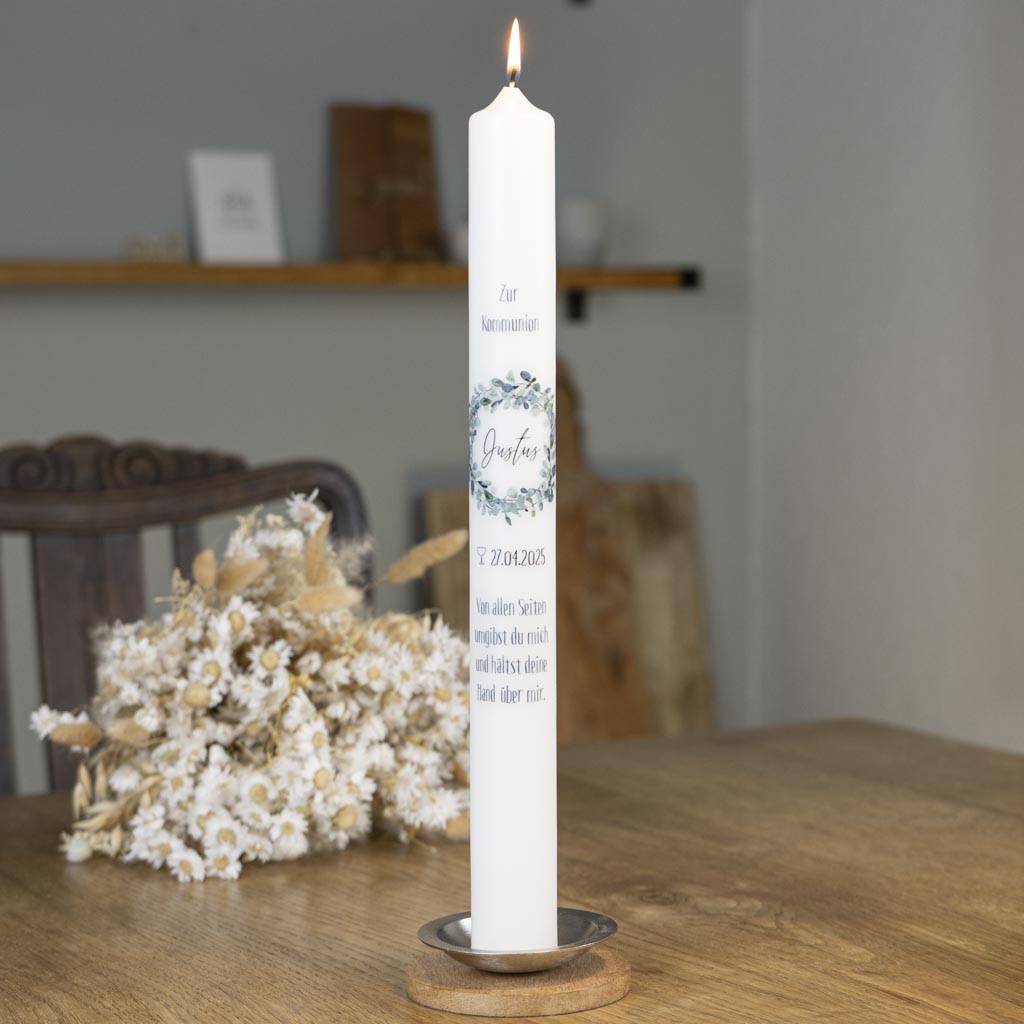 Schmale Kommunionkerze mit Eukalyptus Kranz