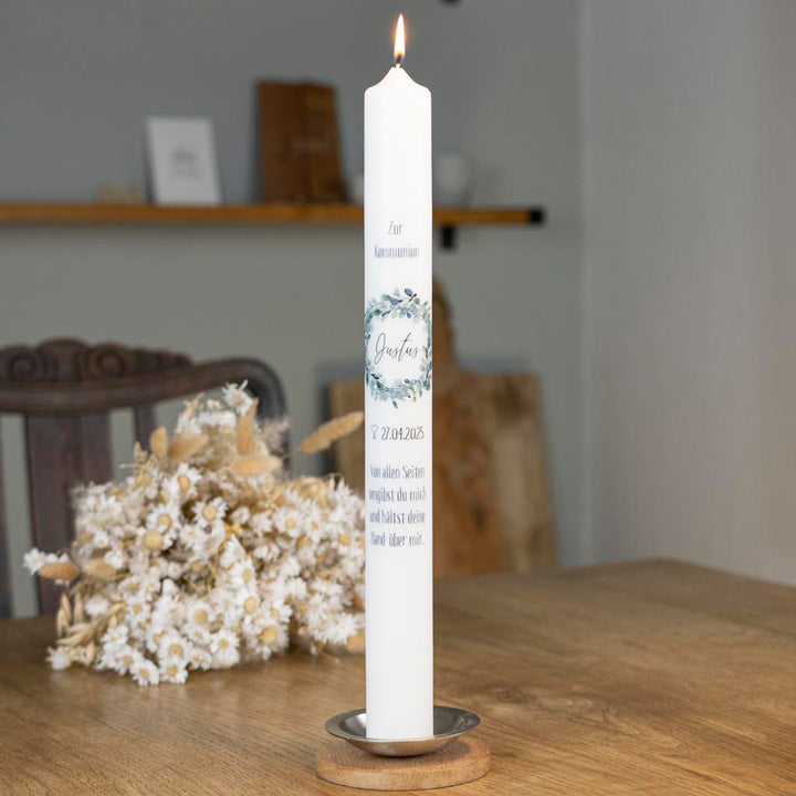 Schmale Kommunionkerze mit Eukalyptus Kranz