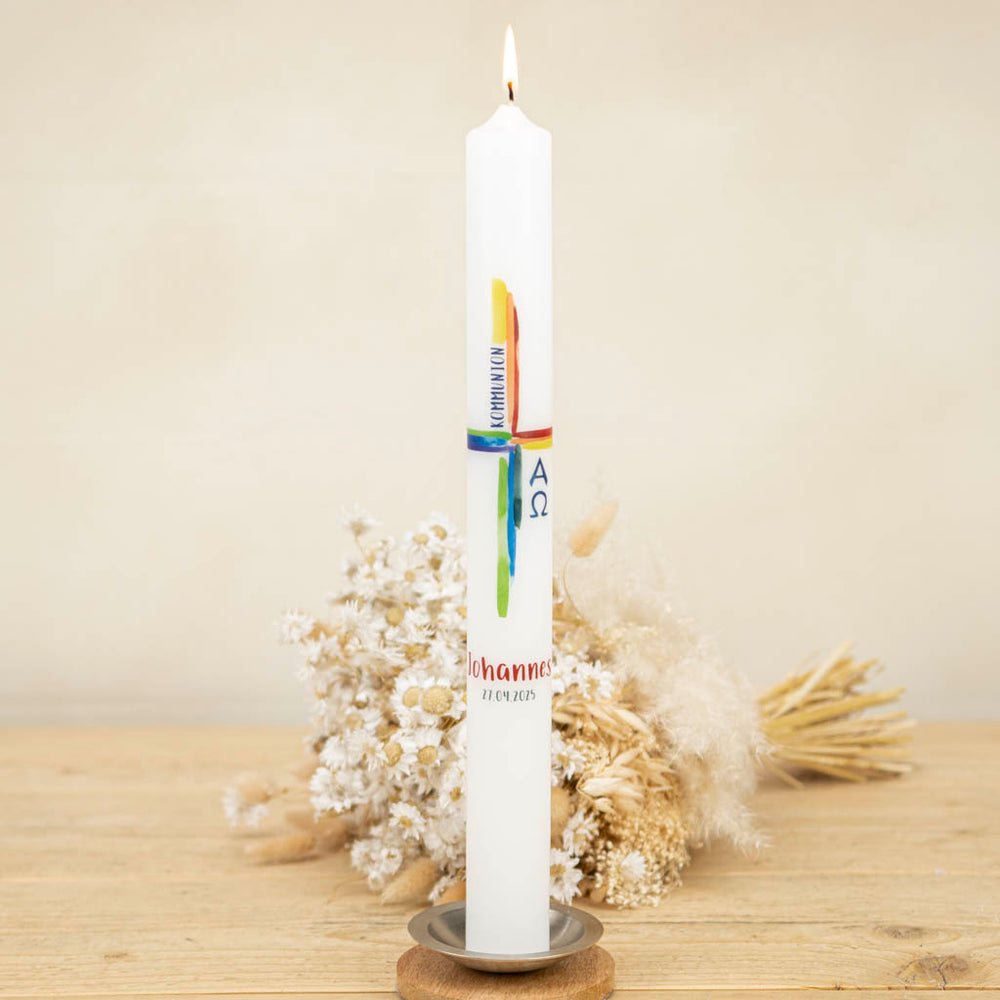 Kommunionkerze mit Regenbogenkreuz aus bunten Pinselstrichen