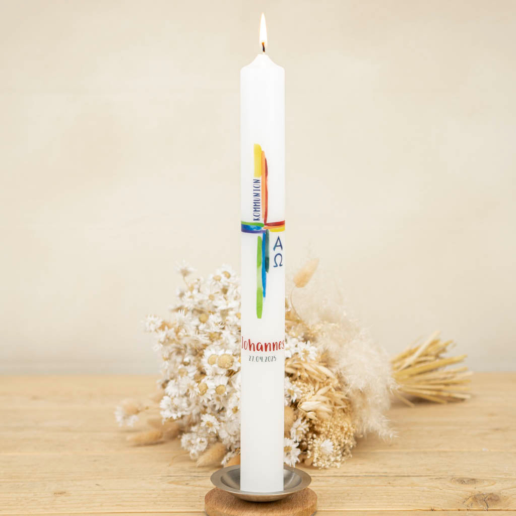 Kommunionkerze mit Regenbogenkreuz aus bunten Pinselstrichen